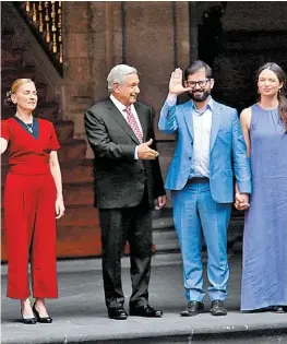  ?? JUAN C. BAUTISTA ?? Los gobernante­s y sus esposas en Palacio.