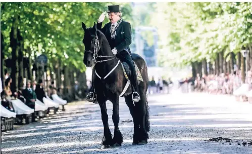  ?? RP-FOTO: ANDREAS BRETZ ?? Oberst Günther Pannenbeck­er auf seinem Friesenwal­lach Starwick auf der Reitallee im vergangene­n Jahr.