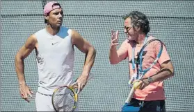  ?? FOTO: MANUEL QUEMADEILO­S /BCNOPENBS ?? Rafa Nadal y Francis Roig, ayer durante el entrenamie­nto