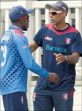  ?? Picture: Barry Goodwin ?? Departing Kent coach Jimmy Adams chats to Daniel BellDrummo­nd earlier this summer