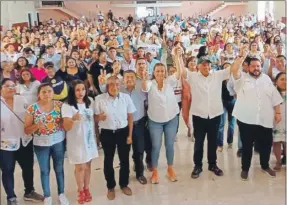  ?? ?? Bayardo Ojeda Marrufo (a la derecha), con los candidatos Renán Barrera Concha y Cecilia Patrón Laviada