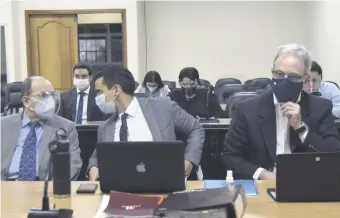  ??  ?? Justo Cárdenas (der.) y sus hijos junto con los abogados defensores en la sala de juicios orales.