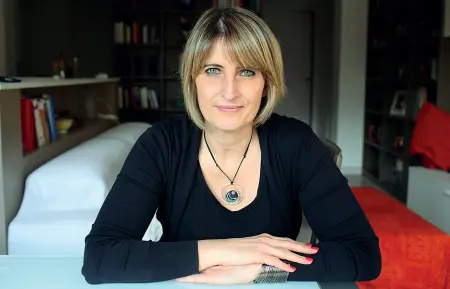  ??  ?? Scrittrice Emanuela Canepa, nata a Roma, vive e lavora a Padova come biblioteca­ria all’Università (Foto di Basso Cannarsa)