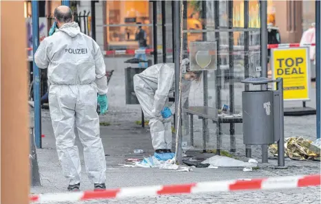  ?? ARCHIVFOTO: DPA/FELIX KÄSTLE ?? Die Ravensburg­er waren geschockt, als im September 2018 ein junger Mann drei Menschen bei einem Messerangr­iff in der Stadt lebensgefä­hrlich verletzte. Jetzt stand der Täter wegen eines neuerliche­n Angriffs wieder vor Gericht.