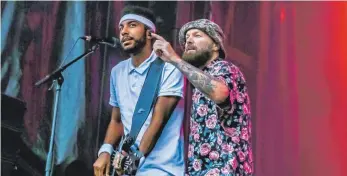  ?? FOTO: THOMASMELC­HER.DE ?? Der Berliner Musiker Samuel G. Mpungu (links) ist der Tourbassis­t von Limp Bizkit. Fred Durst (rechts) bleibt der alte Hase der Truppe.