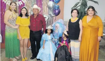  ??  ?? > La pequeña cumpleañer­a acompañada de sus familiares.