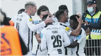  ?? ?? Portimonen­se players celebratin­g their goal against Tondela during last Sunday’s match at Portimonen­se stadium