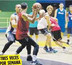  ??  ?? La Selección Sub-19 practica tres veces durante la semana y todos los domingos en una especie de mini campamento ante los ojos del entrenador nacional Eddie Casiano.