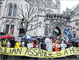  ?? EFE ?? Londres. Partidario­s de Assange frente a los Tribunales Reales de Justicia.