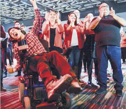  ?? PHOTO AGENCE QMI, MAXIME DELAND ?? Alexandre Vallerand, un jeune comédien atteint de paralysie cérébrale, a éclaté de joie hier soir au Palais des congrès de Montréal en apprenant que le PLC allait former un gouverneme­nt minoritair­e.
