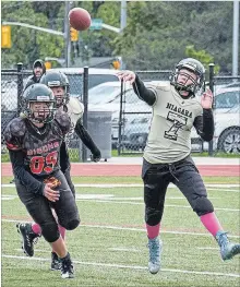  ?? SCOTT WOODLAND SPECIAL TO THE ST. CATHARINES STANDARD ?? Niagara's Nick Jokic (7) plays against Brantford in Ontario Football League Tier 2 bantam action.