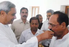  ??  ?? Odisha chief minister and BJD president Naveen Patnaik welcomes Congress veteran and former Leader of the Opposition in Odisha Assembly Bhupinder Singh into his party.