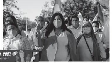  ?? FOTO: RICARDO NEVÁREZ ?? > Rosa Elena Millán Bueno, junto a su familia y militantes de Fuerza por México.