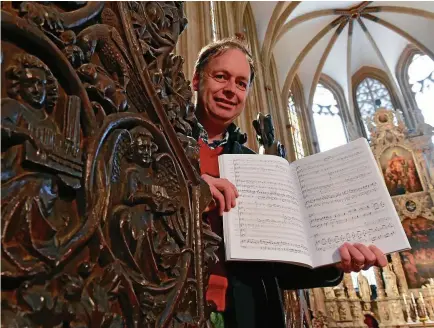  ?? FOTO: MARCO SCHMIDT ?? Silvius von Kessel mit seiner Kompositio­n „Missa Cum Jubilo“im Chorgestüh­l des Erfurter Doms.