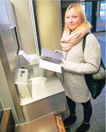  ?? FOTO: ANNE ORTHEN ?? Ein befreiende­s Ritual zum Ferienende: Sophia Rohan (23) bringt ihre Bücher zurück in die Bibliothek. In der vorlesungs­freien Zeit hat sie diese für ihre Hausarbeit gebraucht. Nun kann das neue Semester beginnen.