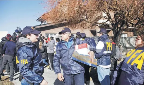  ??  ?? ► La Policía Federal Argentina allana la propiedad de Cristina Fernández, ayer en Río Gallegos, Santa Cruz.