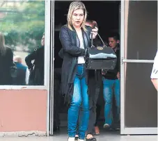  ?? FOTO: EL HERALDO ?? Isis Almendares, hermana de Maryory, al salir ayer del MP. Al sacerdote se le acusa de haber cometido abusos