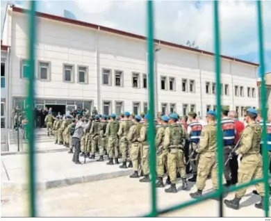  ?? EFE ?? Militares acusados de participar en el intento de golpe de Estado son llevados a jucio en mayo de 2017.