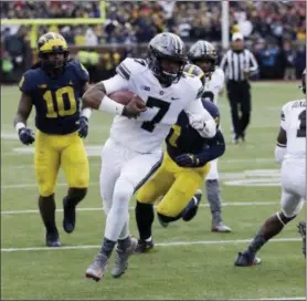  ?? ASSOCIATED PRESS FILE ?? Ohio State quarterbac­k Dwayne Haskins scrambles to the one-yard line against Michigan in November. The major obstacle to Haskins becoming Ohio State’s next starting quarterbac­k was erased when Joe Burrow decided to transfer.