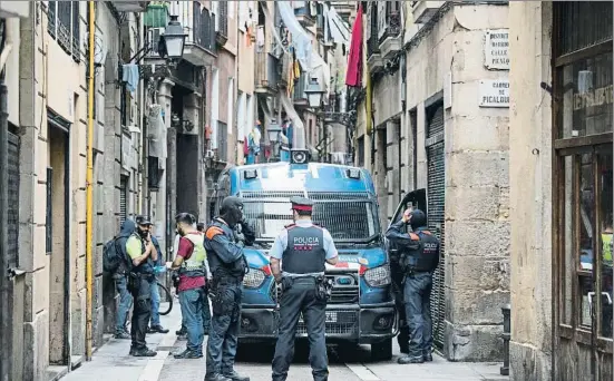  ?? ANA JIMÉNEZ / ARCHIVO ?? Las operacione­s funcionan.Los dispositiv­os de Mossos y Guardia Urbana lograron desmantela­r 99 pisos de la droga desde el 2017