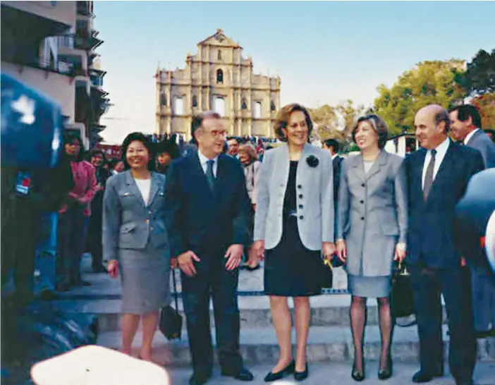  ??  ?? O chefe de Estado com o governador de Macau, Rocha Vieira, na visita ao território em 1997 (dois anos antes da sua entrega à China).