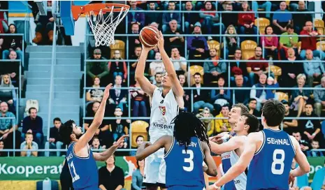  ?? Foto: Ondřej Bičiště, MAFRA ?? Do boje Za týden začíná nový ročník basketbalo­vé Kooperativ­a NBL. Mladý tým USK Praha si jako základní cíl staví postup do nadstavbov­é skupiny A1. Trenérem týmu zůstal Chorvat Dino Repeša, kapitánem zkušený Michal Mareš (vlevo).