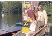  ?? FOTO: SETTNIK ?? Caroline Breidenbac­h vom Verein „Oregional“und der Leiter der Wasserburg Rindern, Kurt Kreiten.