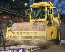  ??  ?? ¡Prueba superada! Sin sus espectacul­ares e insólitas pruebas, el programa no tendría tanta fuerza televisiva. Pero detrás de cada desafío hay un rostro. Pablo Motos ha sometido a retos imposibles a Pilar Rubio, como apilar cien sillas, y a Marron,...