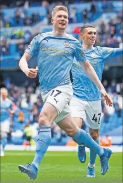  ??  ?? Kevin de Bruyne y Phil Foden celebran un gol del Manchester City.