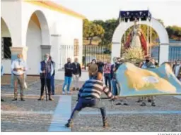  ?? SÁNCHEZ RUIZ ?? Momento del traslado de la Virgen de Luna al santuario de La Jara.