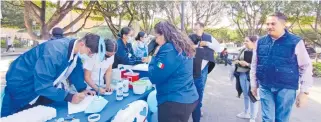  ?? JORGE CARMONA/EL SOL DEL BAJÍO ?? Feria de la salud en la plaza cívica.