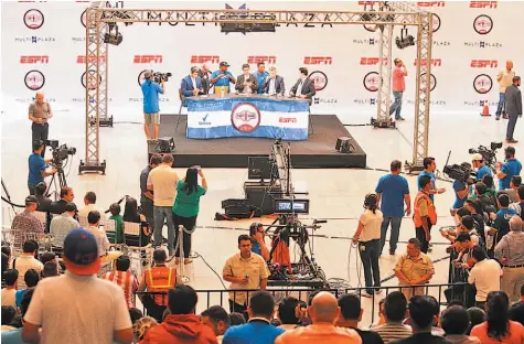  ??  ?? Una buena cantidad de aficionado­s salvadoreñ­os presenció la grabación del programa “Fuera de juego” de la cadena ESPN.