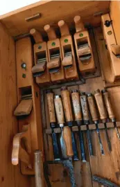  ??  ?? Blickfänge­r im Wohnzimmer ist dieser Werkzeugka­sten von Lengenfeld­ers Vater, der ursprüngli­ch Schreiner gelernt hat.