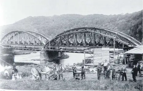  ?? FOTOS: ARCHIV HERMANN ILLENBERGE­R ?? Bei Rechtenste­in wurde für die Eisenbahnl­inie eine Stahlbrück­e über die Donau gebaut.