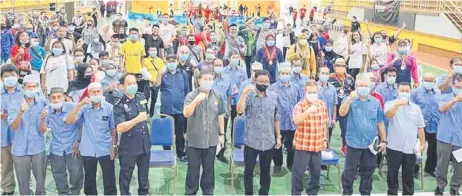  ??  ?? Karim (fifth right) in a photo with guests, participan­ts and organsers at Asajaya Sports Complex hall.