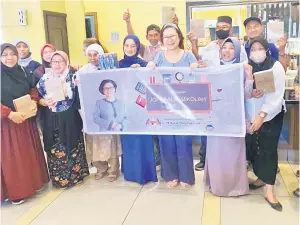  ?? ?? PRIHATIN: Christina (tengah) bersama pemimpin komuniti merakamkan gambar kenangan.