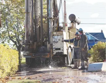  ??  ?? Sacha Noël, propriétai­re de Modern Well Drilling, en train de forer le puit d’un client à Paquetvill­e. - Acadie Nouvelle: Anne-Marie Provost