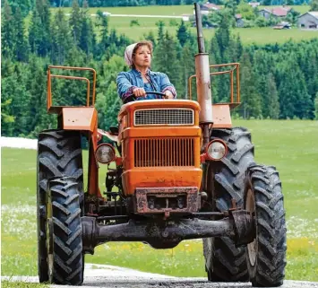  ??  ?? Monika Baumgartne­r spielt die Rolle der Mutter des Bergdoktor­s seit Jahren so überzeugen­d, dass viele Menschen glauben, sie sei auch im richtigen Leben eine Landwirtin.