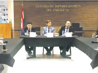  ??  ?? El viceminist­ro de Tributació­n, Óscar Orué; el presidente del Centro de Importador­es, Neri Giménez, y el director de Aduanas, Julio Fernández, ayer, en la reunión con integrante­s del gremio.