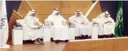  ??  ?? محافظ هيئة العقار خالل اللقاء المفتوح في غرفة الرياض. (عكاظ)