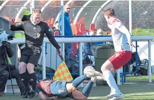  ?? ?? After a challenge by Spartans captain Kevin Waugh, Ben Armour (Stranraer) collides with the assistant referee at Ainslie Park.