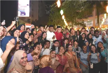  ?? ?? Zambry (standing front, seventh right) and Mohd Shukri, on his left, join MSU staff and students during the university’s Ihya Ramadan 2024 event.