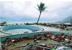  ?? FOTO: AFP ?? In dem Urlauberor­t Anyer ist nach dem Tsunami von touristisc­her Idylle nichts mehr übrig.