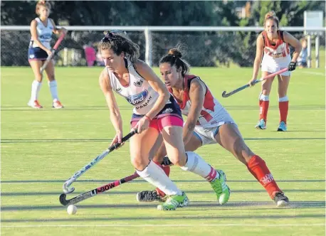  ?? SEBASTIÁN CORTÉS-LA NUEVA. ?? Figuras, María Itatí Ruilópez (Sportiva A) intenta despegarse de la marca de Gabriela Ludueña (Atlético Monte Hermoso).