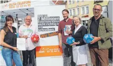  ?? SZ-FOTO: KÖ ?? Juliane Averdung, Peter Schmitz, Simon Voß, Ursula von Helldorff und Thomas Wolf (v.l.) am Stand des Alfamobils.