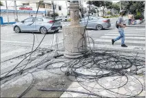  ?? AMELIA ANDRADE / EXPRESO ?? Problemáti­ca. Hasta ayer estaban los cables esparcidos en las aceras.