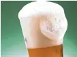  ?? Foto: Imago ?? Ob mit oder ohne Alkohol: Mit einem Trick hält Bierschaum länger.