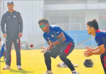  ?? DEEPAK GUPTA/HT ?? ▪ UP skipper Akshdeep Nath (centre) trying to catch a ball as other watch him during a training session in Lucknow on Monday.