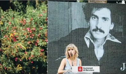  ?? ÀLEX GARCIA ?? Carlota Benet, filla de Josep Maria Benet i Jornet, es va emocionar durant l’acte d’homenatge al seu pare