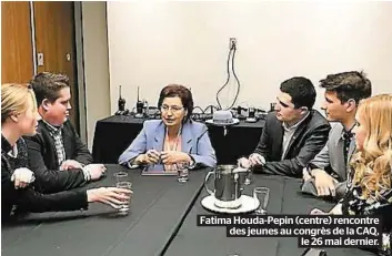  ??  ?? Fatima Houda-Pepin (centre) rencontre des jeunes au congrès de la CAQ, le 26 mai dernier.